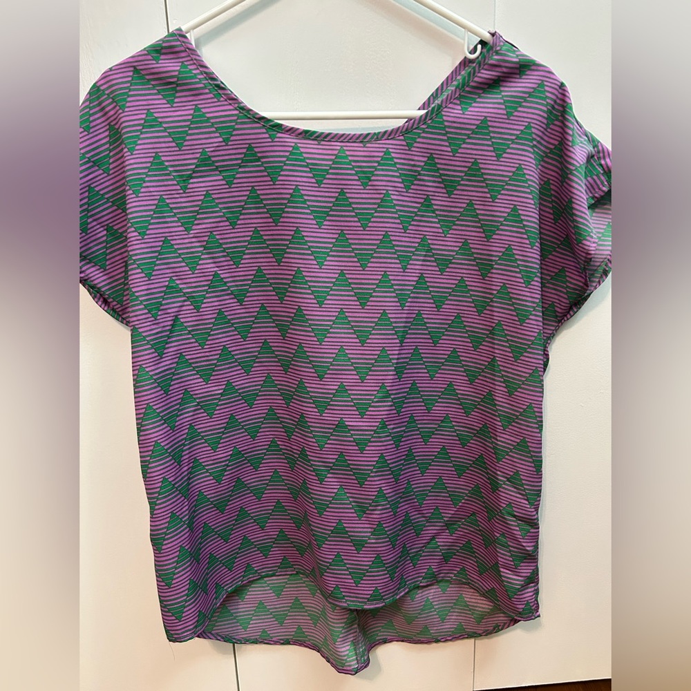 Boutique find with interesting tailoring details. Great color & print.